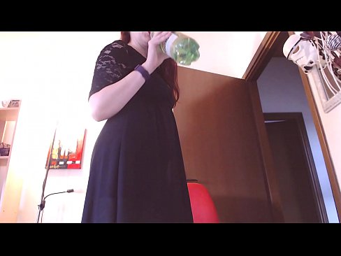 ❤️ Pakļāvīga verdzene, kurai patīk netīras un sulīgas biksītes, ir spiesta masturbēt pēc šī video noskatīšanās! Porno pie mums