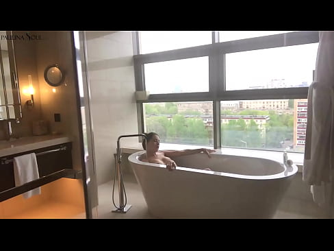 ❤️ Milzīgs skaistule kaislīgi trīc no viņas pussy vannas istabā Porno pie mums