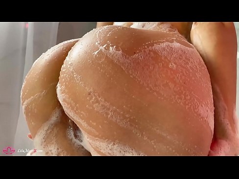 ❤️ Brunete masturbē makstiņu ar vibratoru līdz intensīvam orgasmam dušā Porno pie mums