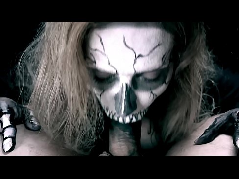 ❤️ Demoniska meitene sūc locekli ar savu melno muti un norij spermu. Porno pie mums
